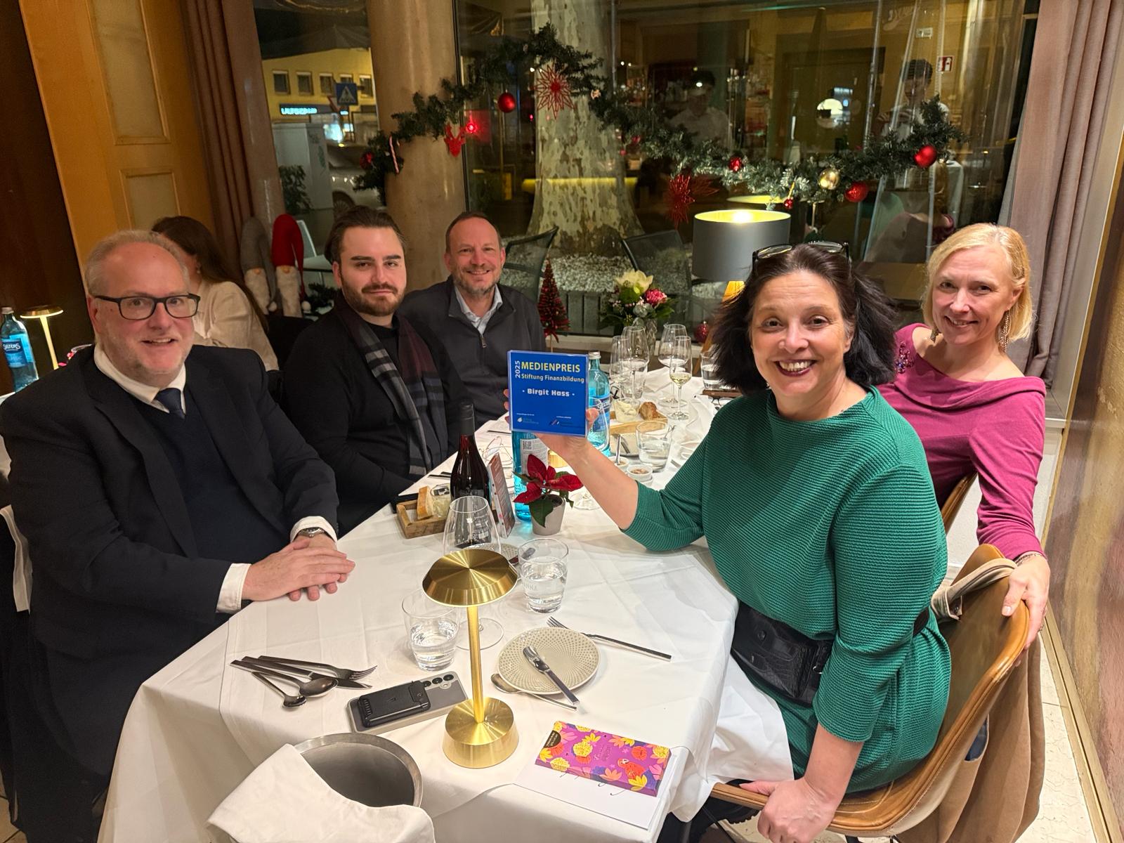 Edmund Pelikan verleiht den Ehren-Preis für Finanzielle Bildung an Birgit Hass